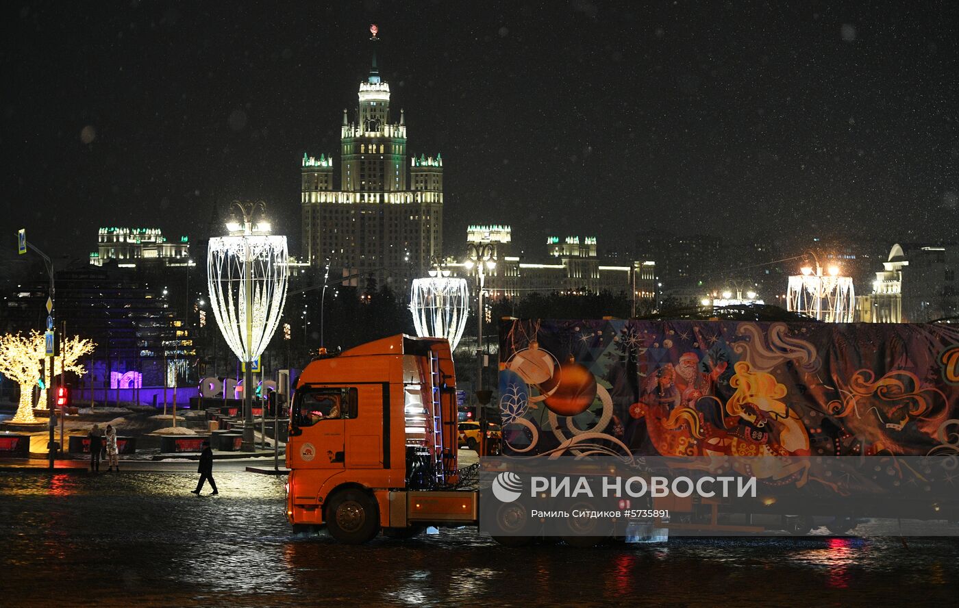 Доставка новогодней елки в Кремль