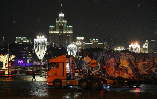 Доставка новогодней елки в Кремль