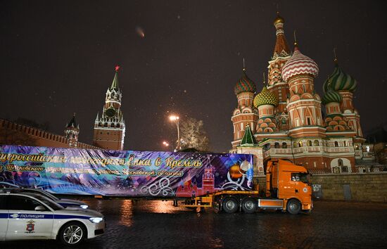 Доставка новогодней елки в Кремль