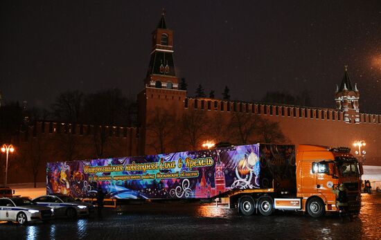 Доставка новогодней елки в Кремль