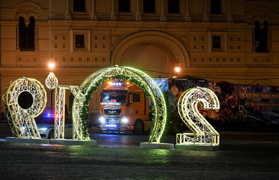 Доставка новогодней елки в Кремль