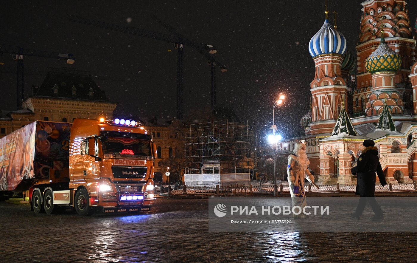 Доставка новогодней елки в Кремль