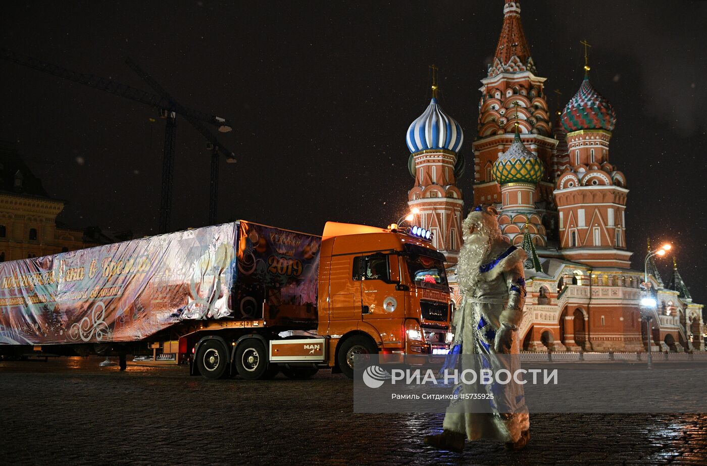 Доставка новогодней елки в Кремль