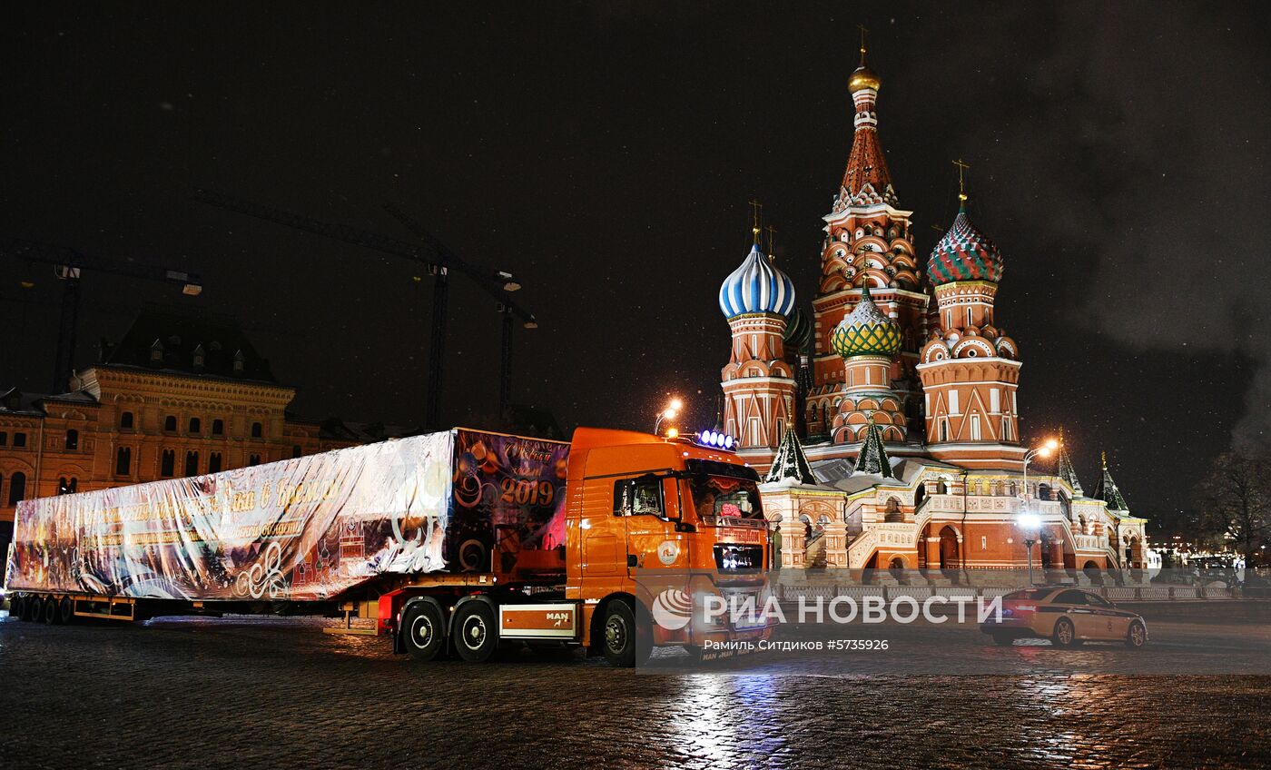 Доставка новогодней елки в Кремль