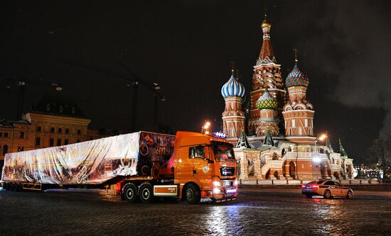 Доставка новогодней елки в Кремль