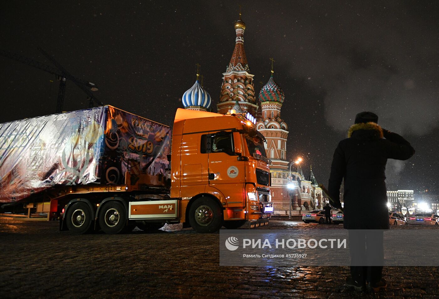 Доставка новогодней елки в Кремль