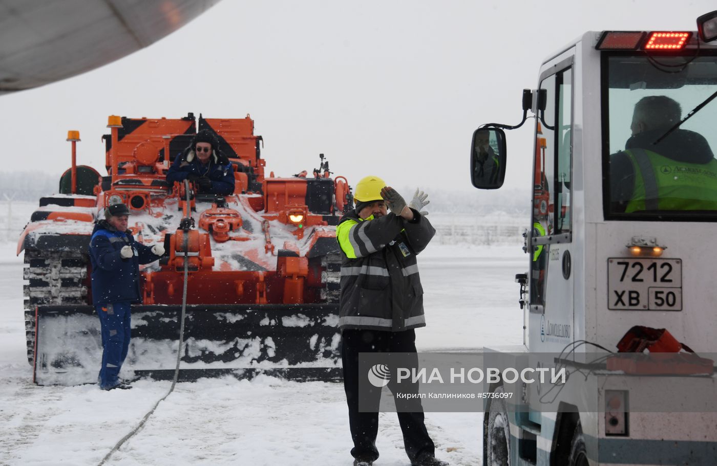 Бронированная машина БРЭМ -1Б для эвакуации самолетов появилась в Домодедово