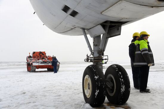 Бронированная машина БРЭМ -1Б для эвакуации самолетов появилась в Домодедово