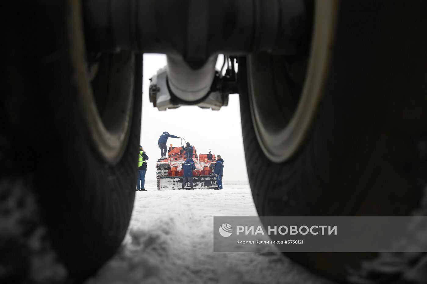 Бронированная машина БРЭМ -1Б для эвакуации самолетов появилась в Домодедово