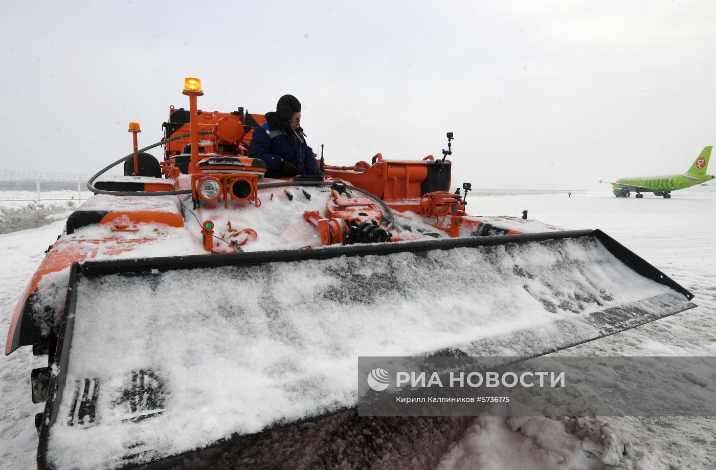Бронированная машина БРЭМ -1Б для эвакуации самолетов появилась в Домодедово