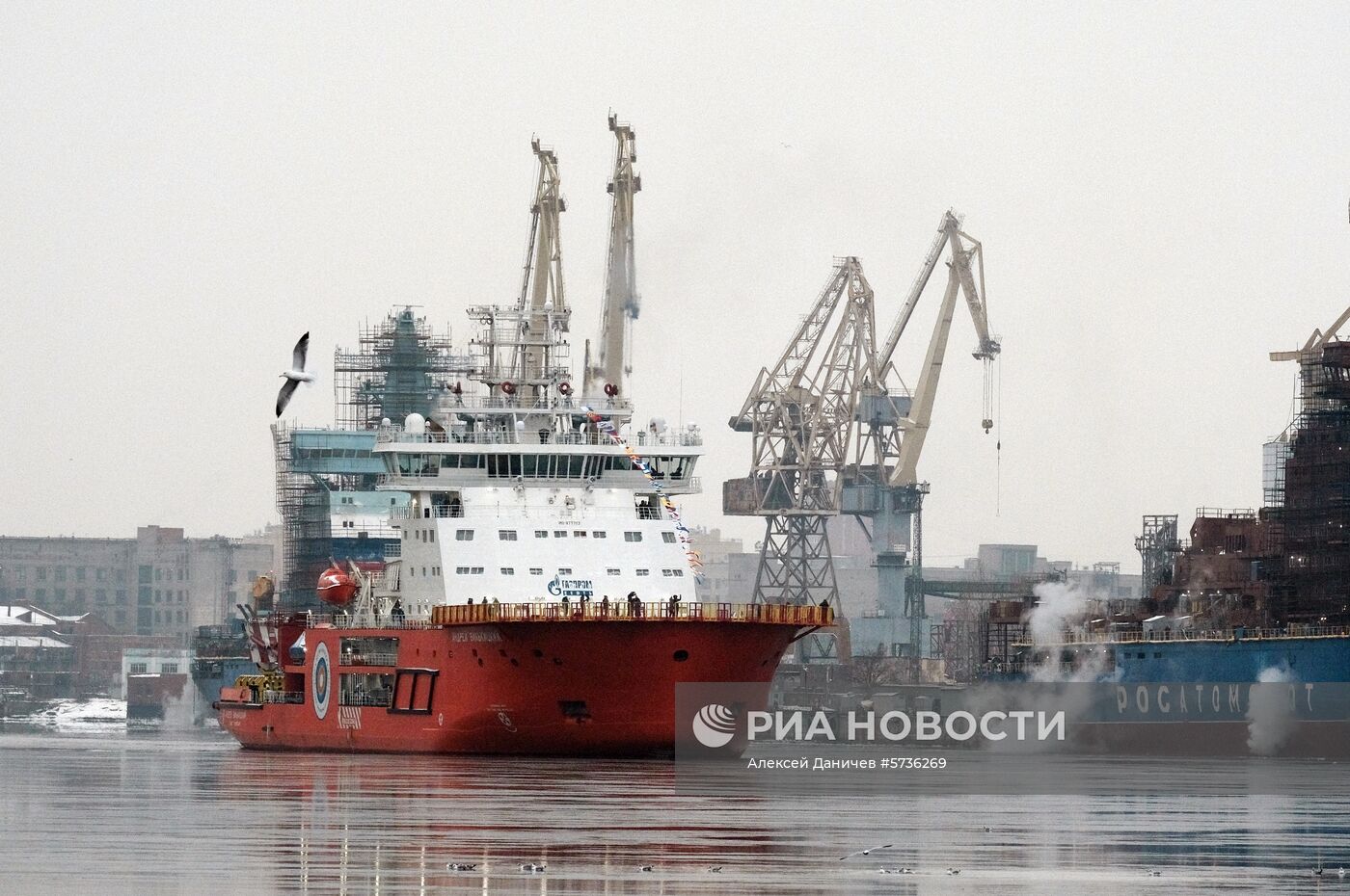 Новый российский ледокол "Андрей Вилькицкий" совершил проход по Неве