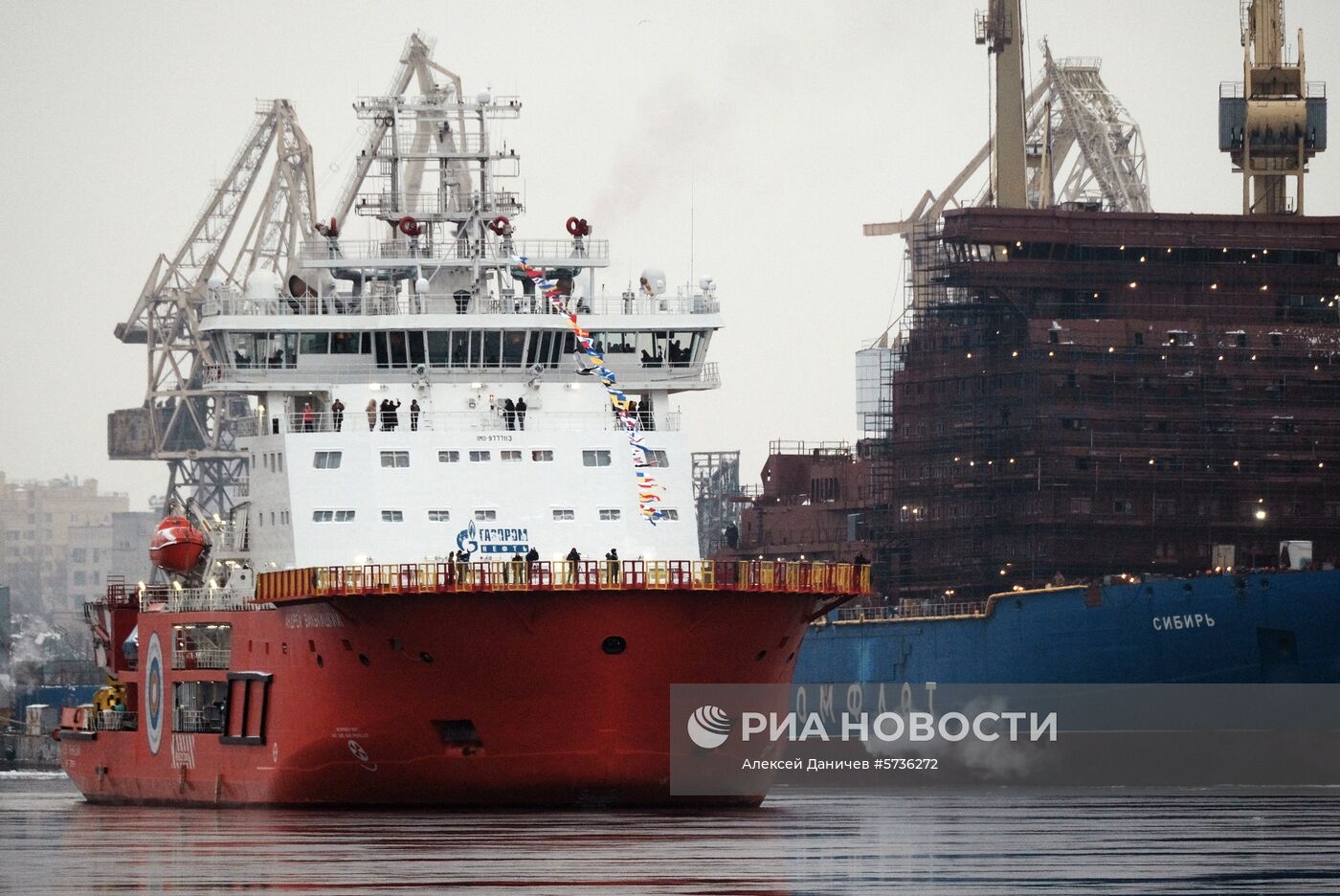 Новый российский ледокол "Андрей Вилькицкий" совершил проход по Неве