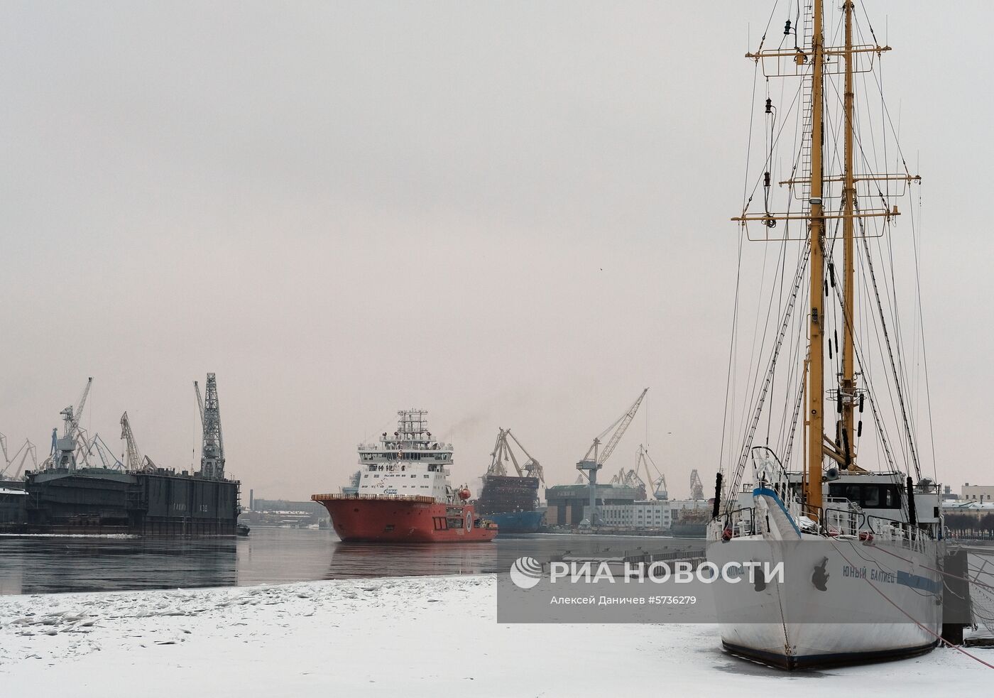 Новый российский ледокол "Андрей Вилькицкий" совершил проход по Неве