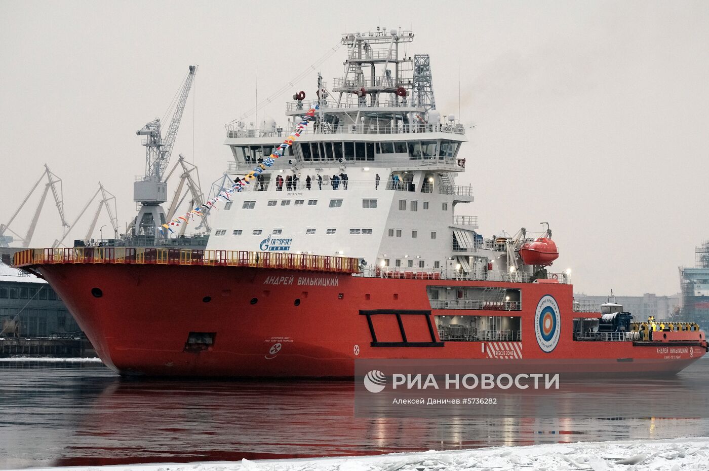 Новый российский ледокол "Андрей Вилькицкий" совершил проход по Неве