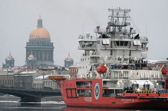 Новый российский ледокол "Андрей Вилькицкий" совершил проход по Неве