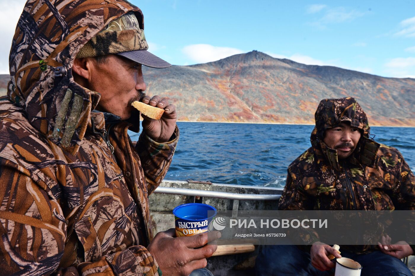 Охотники на моржей во время перекуса у побережья Берингова моря. Место: Россия, Чукотский автономный округ. Автор: Андрей Зима/РИА Новости. Охота на моржей на Чукотке