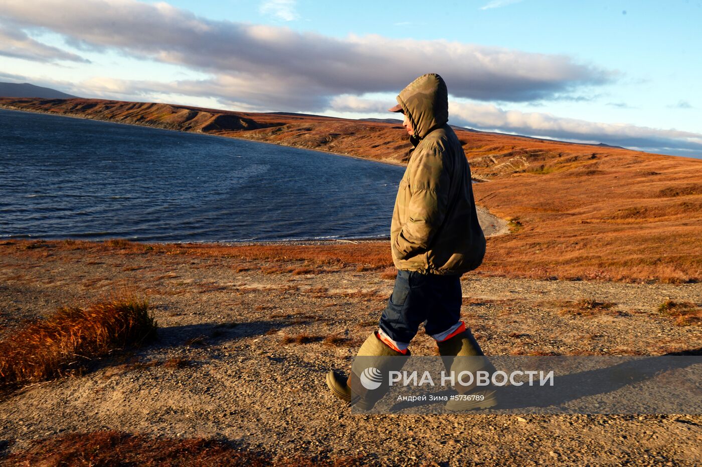 Мужчина идет по побережью Берингова моря. Место: Россия, Чукотский автономный округ. Автор: Андрей Зима/РИА Новости. Охота на моржей на Чукотке