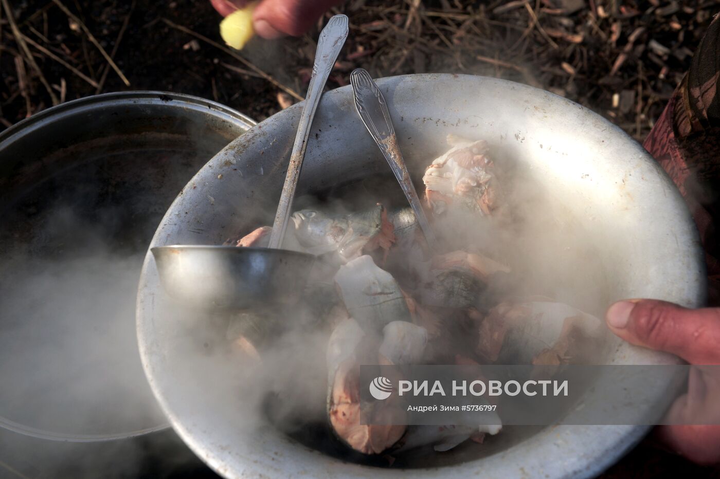 Уха, сваренная охотниками на побережье Берингова моря. Место: Россия, Чукотский автономный округ. Автор: Андрей Зима/РИА Новости. Охота на моржей на Чукотке