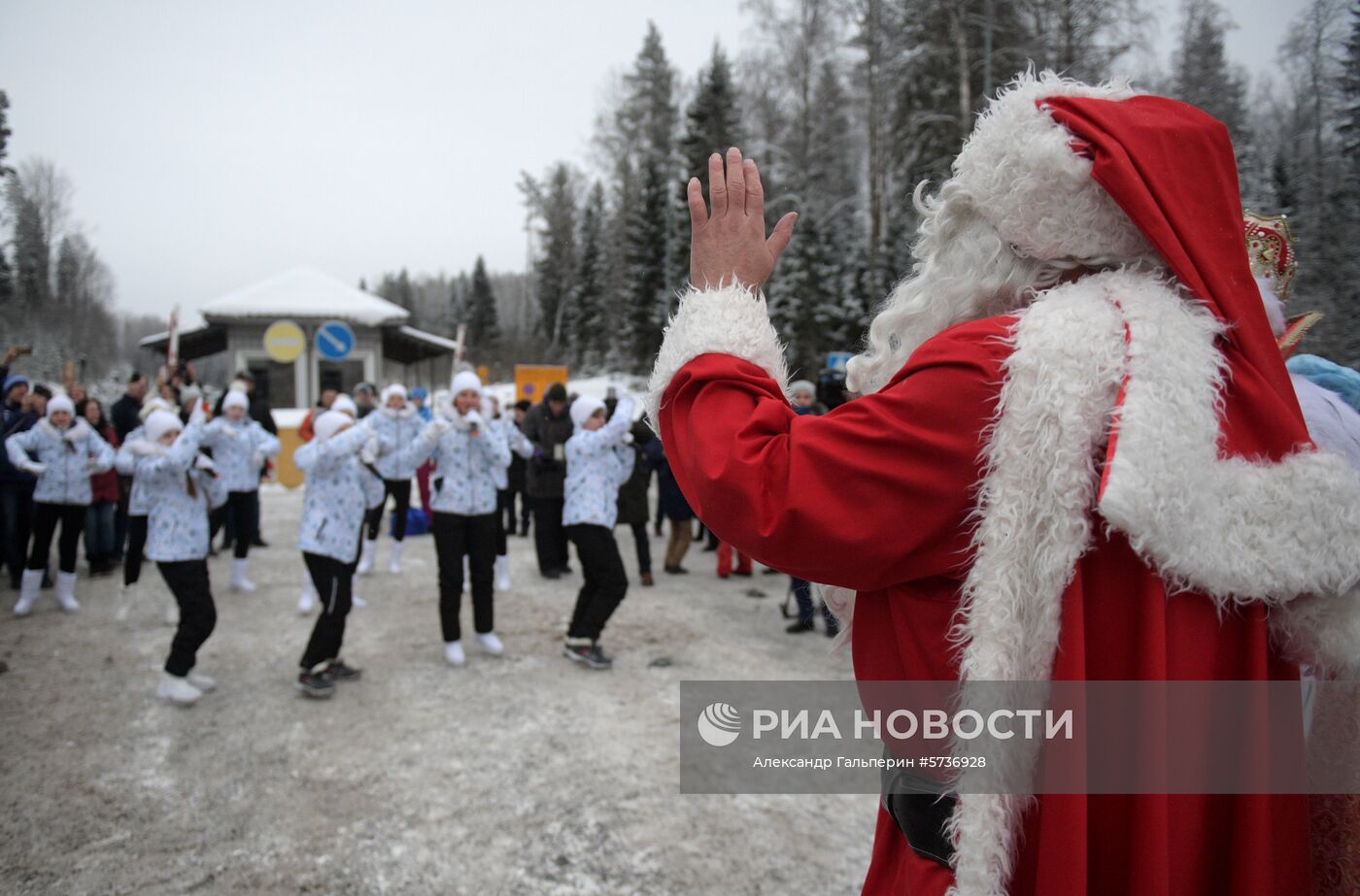 Встреча российского Деда Мороза и финского Йоулупукки