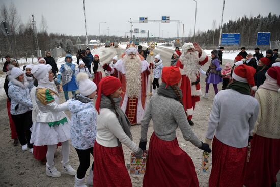 Встреча российского Деда Мороза и финского Йоулупукки