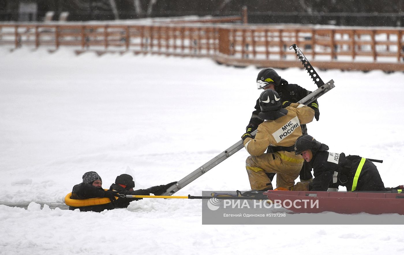 Учения спасателей на водных объектах зимой