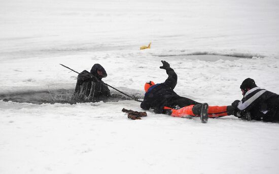 Учения спасателей на водных объектах зимой