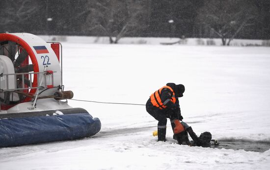 Учения спасателей на водных объектах зимой