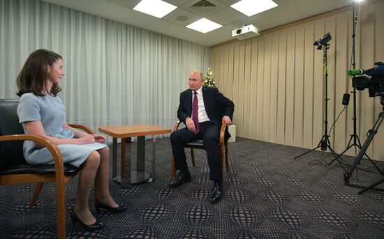 Президент РФ В. Путин после пресс-конференции дал интервью Регине Парпиевой