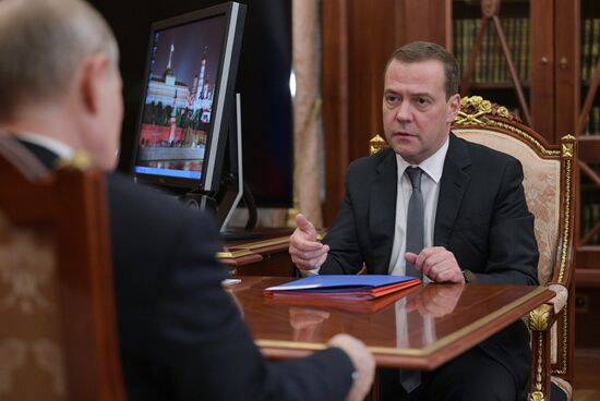 Президент РФ В. Путин встретился с премьер-министром РФ Д. Медведевым