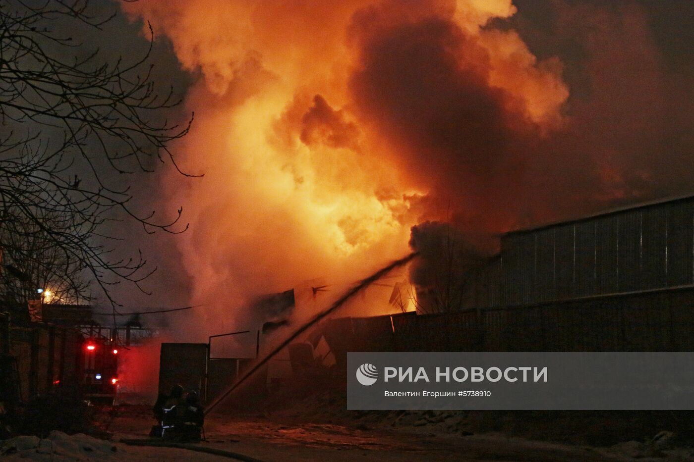 Пожар на складе пиротехники в центре Санкт-Петербурга