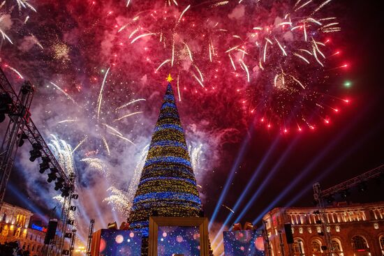 Новогоднее украшение Еревана