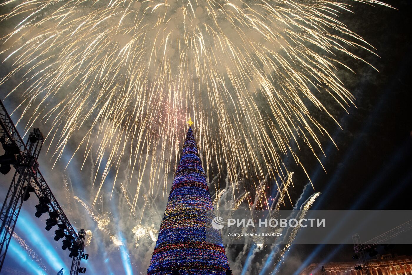 Новогоднее украшение Еревана