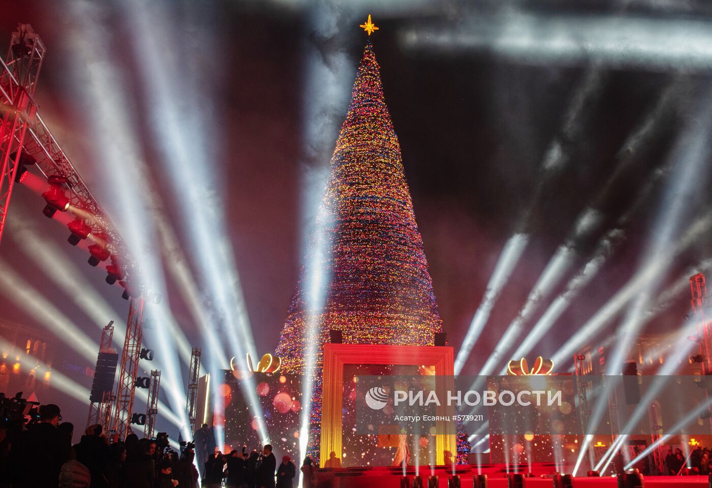 Новогоднее украшение Еревана