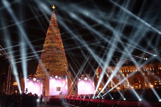 Новогоднее украшение Еревана