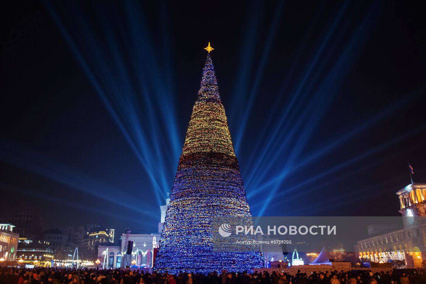 Новогоднее украшение Еревана