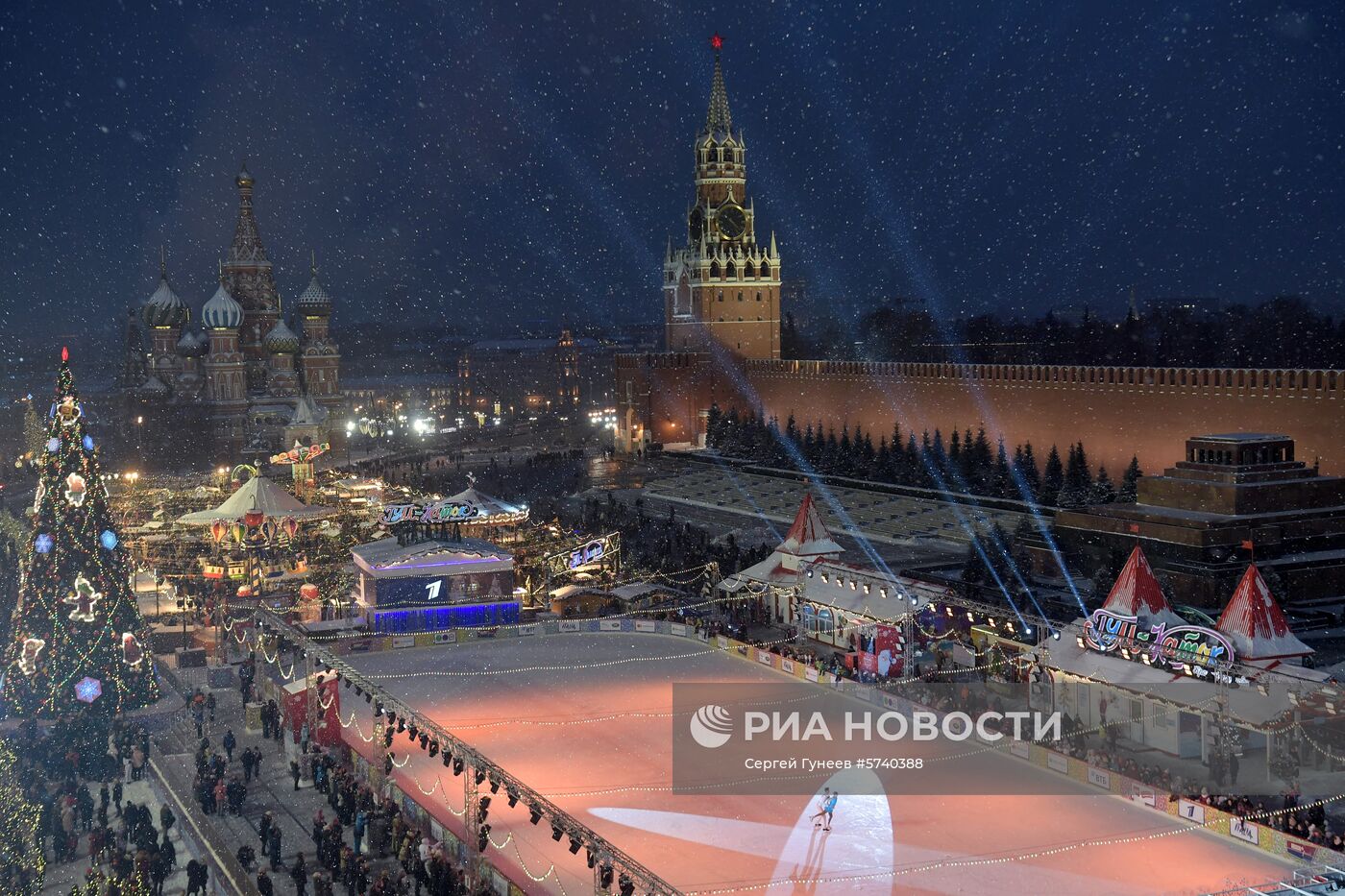 ГУМ-каток на Красной площади в Москве