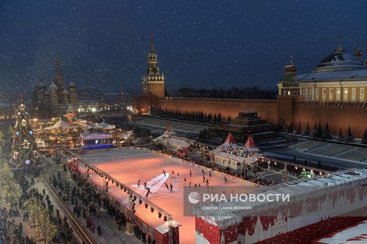 ГУМ-каток на Красной площади в Москве