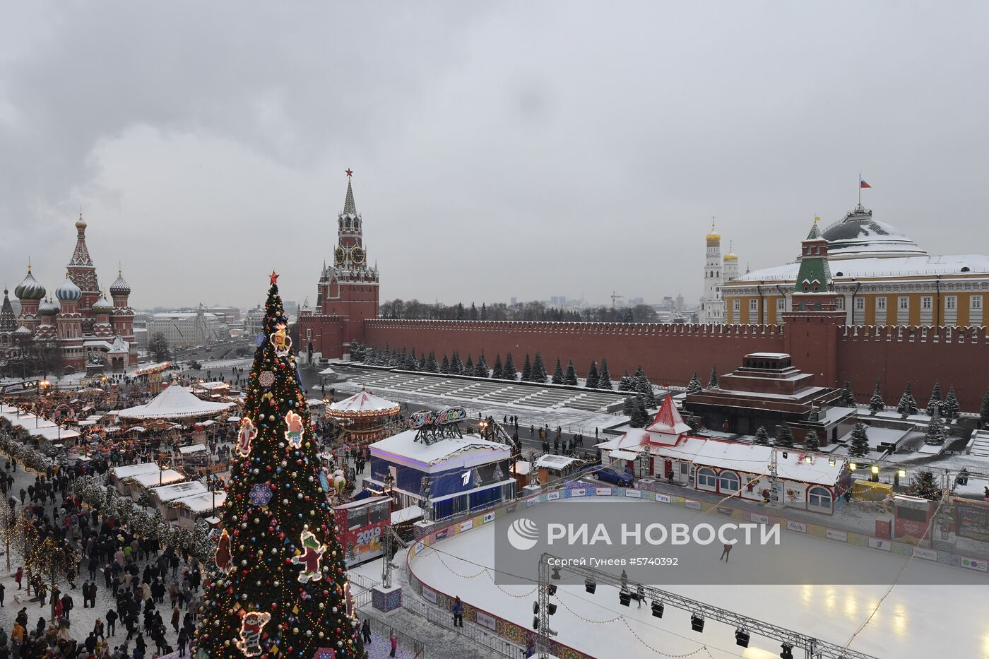 ГУМ-каток на Красной площади в Москве