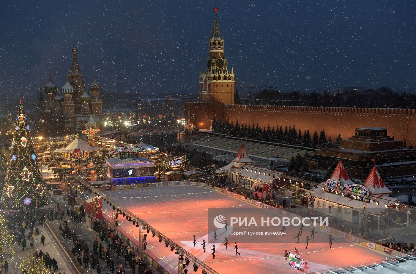 ГУМ-каток на Красной площади в Москве