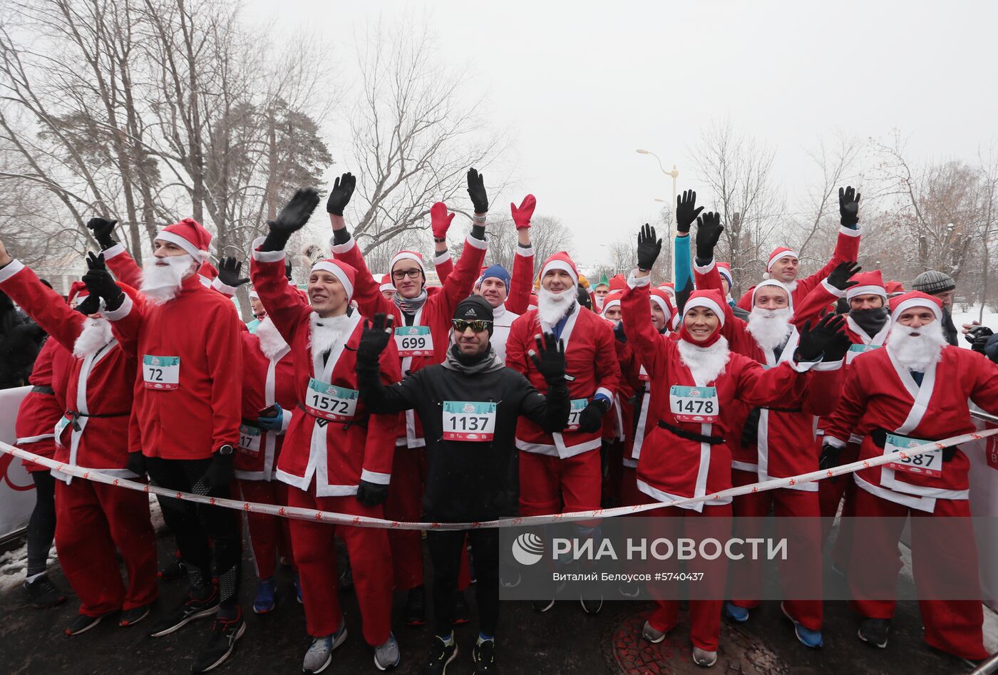 Благотворительный забег Дедов Морозов в Москве