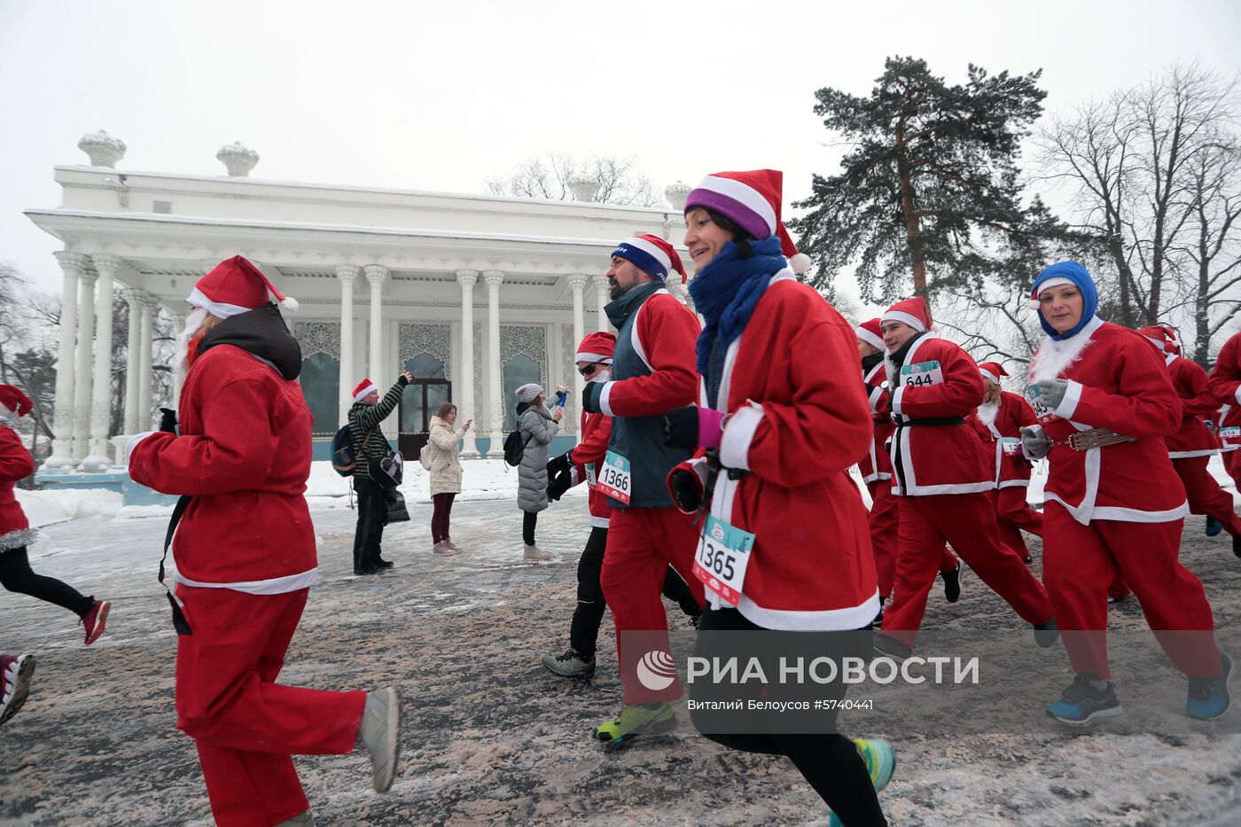 Благотворительный забег Дедов Морозов в Москве