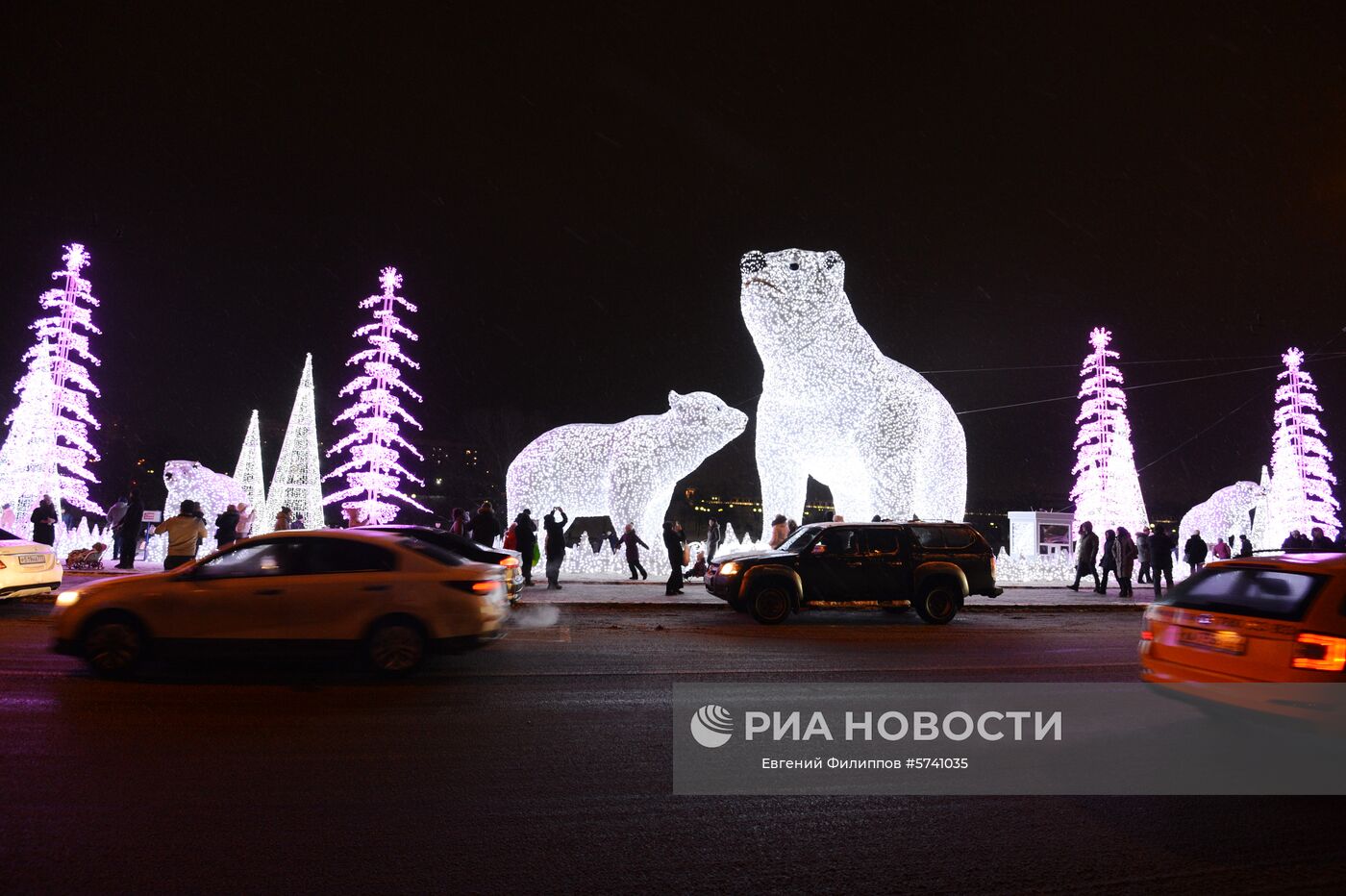 Световая композиция "Медведи" на проспекте Мира в Москве. Место: Россия, Москва. Автор: Евгений Филиппов/РИА Новости. Украшение Москвы к Новому году