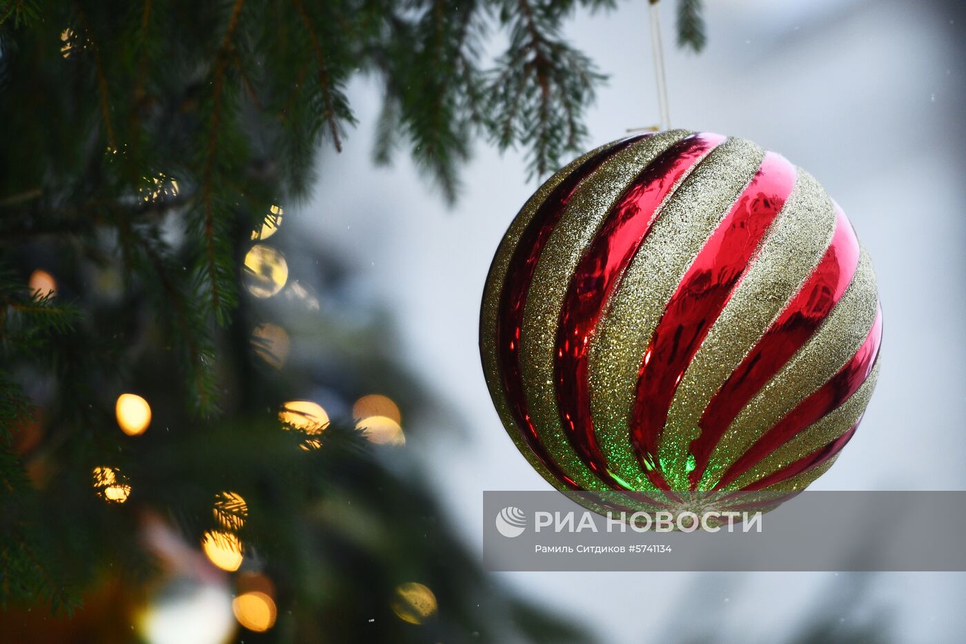 Украшение новогодней елки на Соборной площади Кремля 