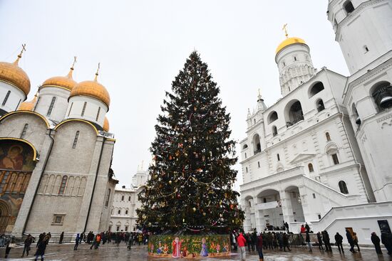 Украшение новогодней елки на Соборной площади Кремля 