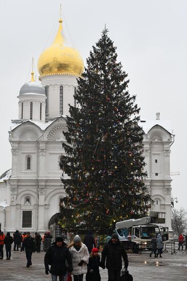 Украшение новогодней елки на Соборной площади Кремля 