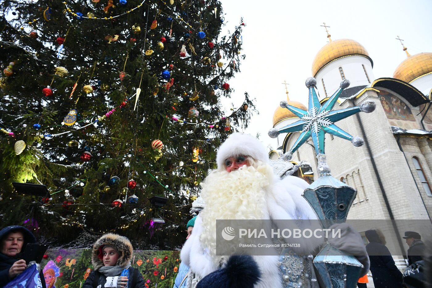 Украшение новогодней елки на Соборной площади Кремля 