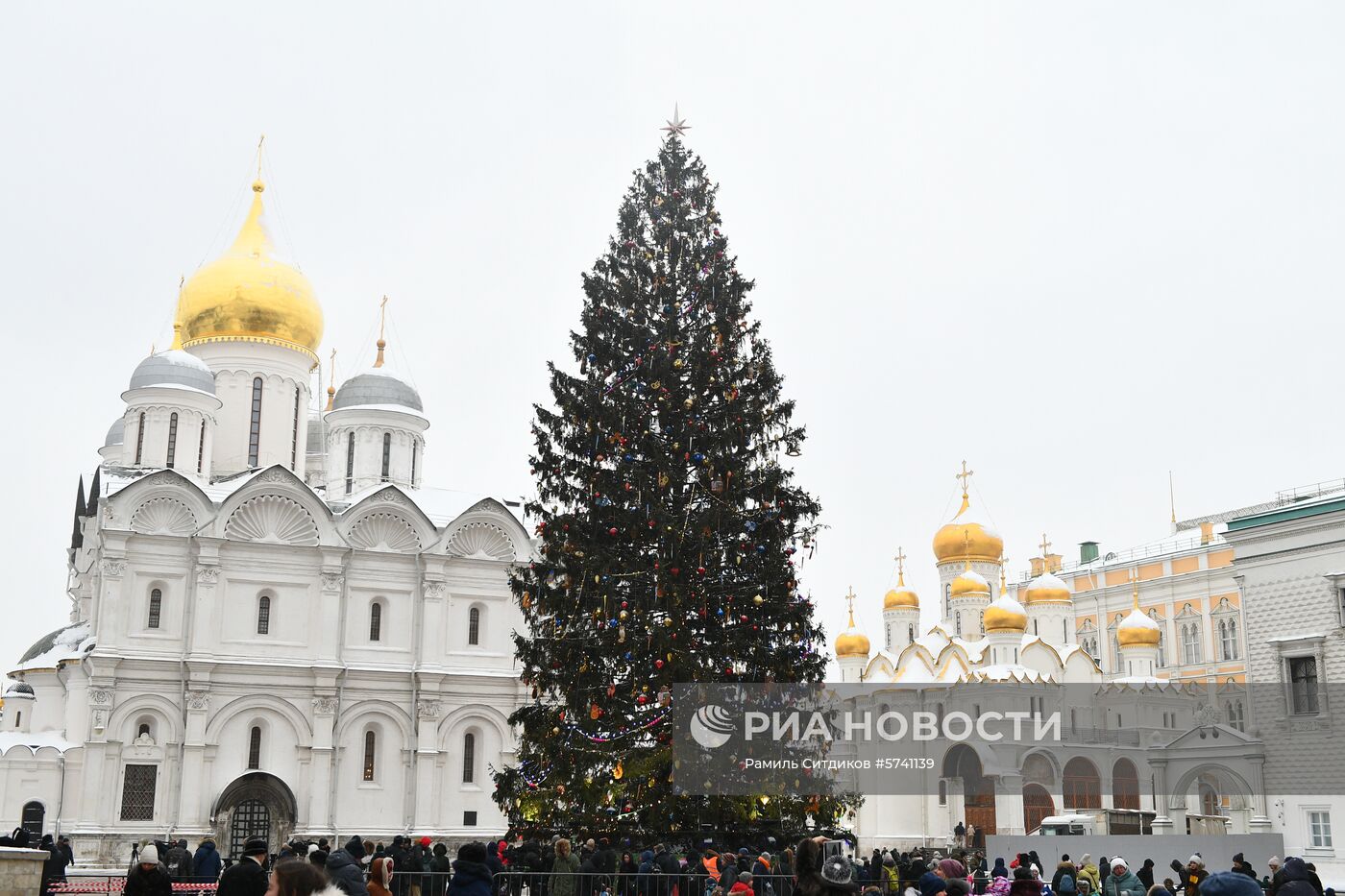 Украшение новогодней елки на Соборной площади Кремля 