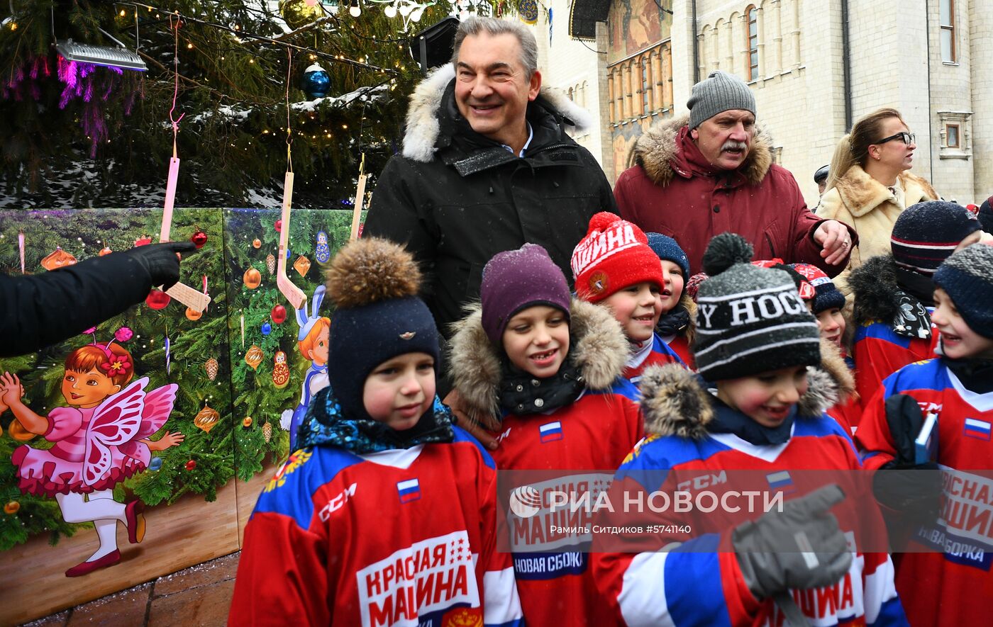 Украшение новогодней елки на Соборной площади Кремля 