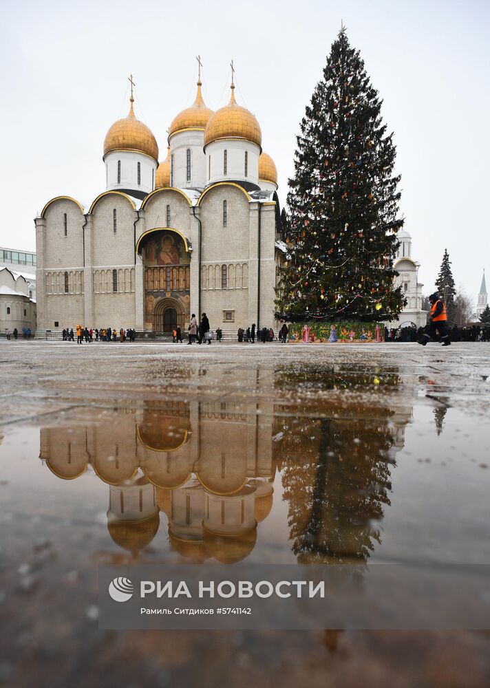 Украшение новогодней елки на Соборной площади Кремля 