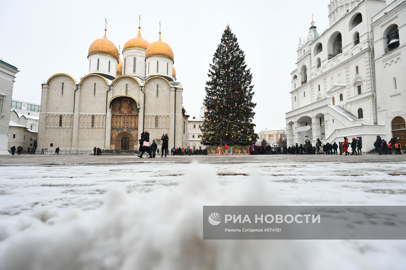 Украшение новогодней елки на Соборной площади Кремля 